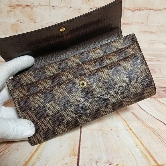 - Authentic Luis Vuitton Damier Ebene long wallet crossbody - Picture 4 of 10